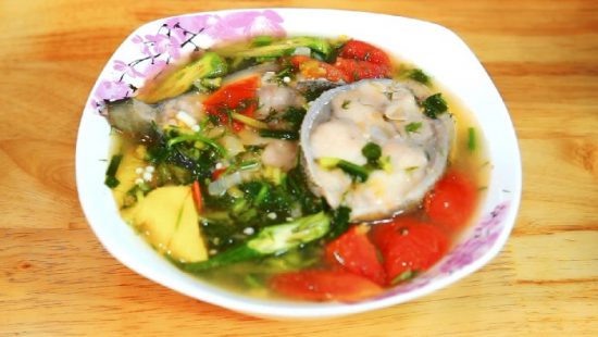 6. mon canh chua ca hu 550x310 - Top 14 món canh cá bạn nên biết để đa dạng bữa cơm cho gia đình